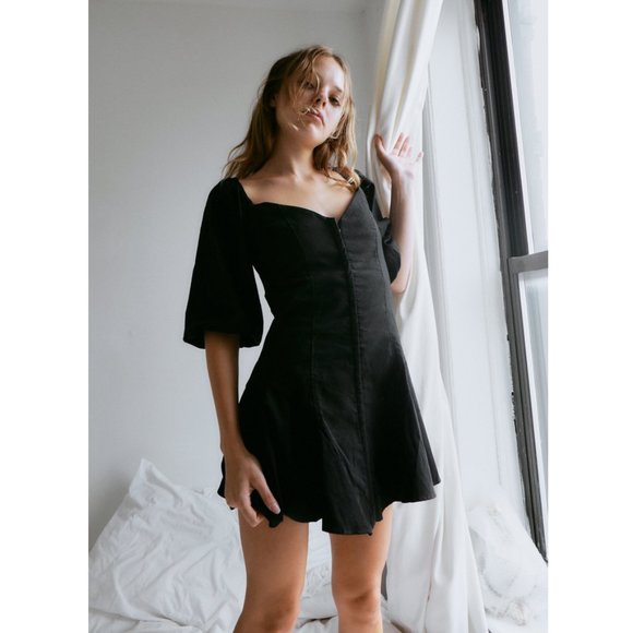 CUTOUT SWEATHEART NECKLINE MINI DRESS IN BLACK
